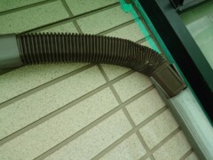エアコン配管カバーのジャバラ部分の傷みがひどかったので、後付けが出来る背中が割れるタイプの部材で取替えました。